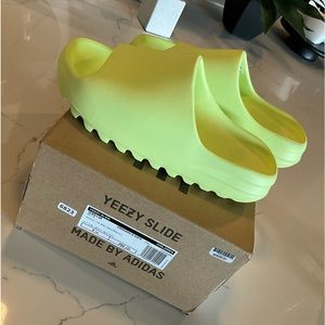 Yeezy SLIDE ‘Glow Green’ Kids size 8